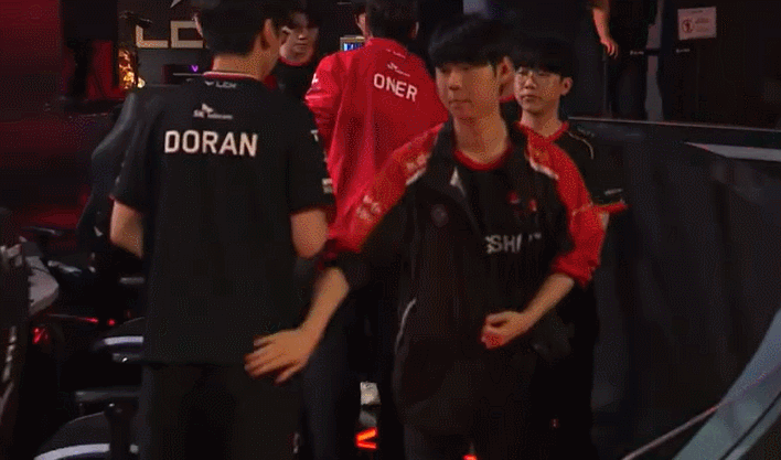 DG视讯官网平台🤣赛后特殊暗语？碰拳环节Lehends打了Doran的屁股