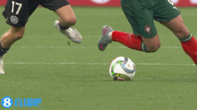 DB视讯官方登录入口维尔茨拼抢中踩中B费，B费痛苦倒地接受简单治疗后继续比赛